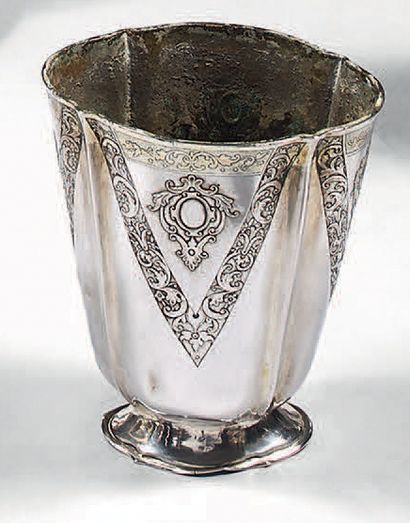 Grande timbale en argent, posant sur un piédouche,...
