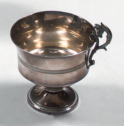 Tasse en argent, posant sur un piédouche,...
