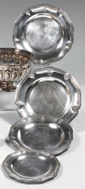 Trois plats et une assiette en argent (950)...