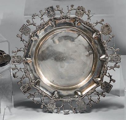 Assiette en argent, la bordure ajourée et...