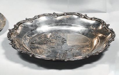 Assiette en argent, la bordure à contours...
