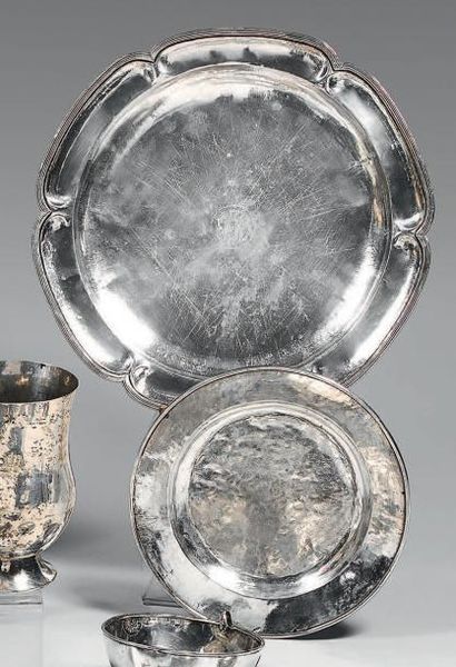 Plat rond en argent (900), la bordure polylobée...