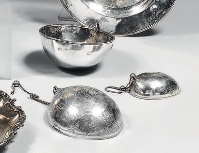 Trois coupes à boire en argent et leurs chaînes,...