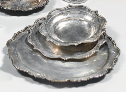 Ensemble de platerie en argent de forme ronde,...