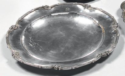 Plat rond en argent, la bordure à contours...