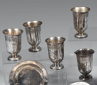 Cinq timbales tulipe en argent (variantes),...