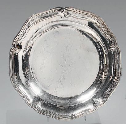 Plat rond en argent, à contours et moulures...