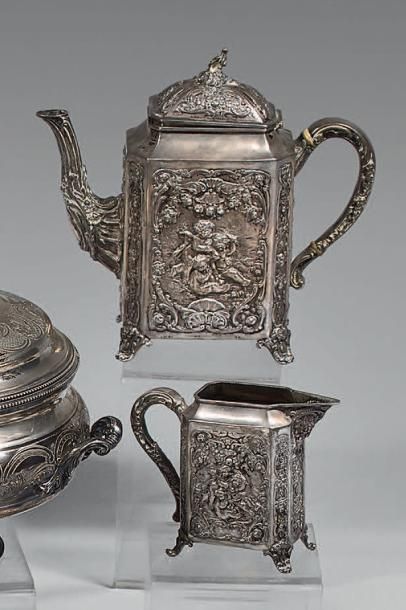 Une théière et un pot à lait en argent (800),...