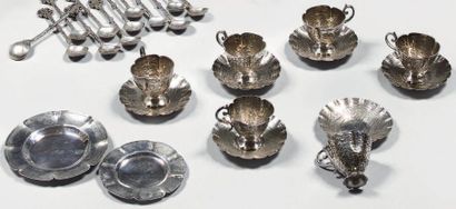 Six petites tasses et leurs soucoupes en...