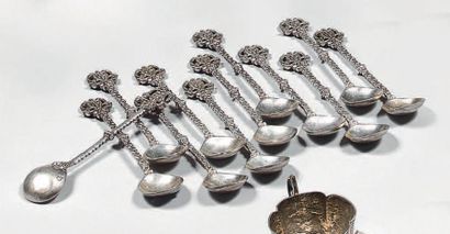 Douze petites cuillers en argent, les manches...