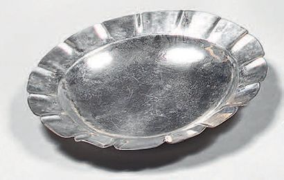 Lot en argent composé de: trois coupes dont...