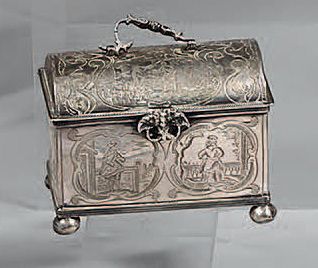 Petit coffret rectangulaire en argent, posant...