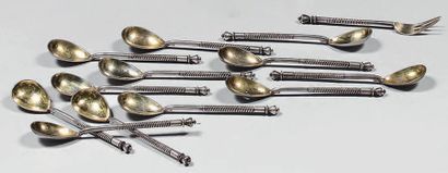 Douze petites cuillers en argent et vermeil,...