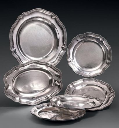 Ensemble de plats en argent, la bordure à...
