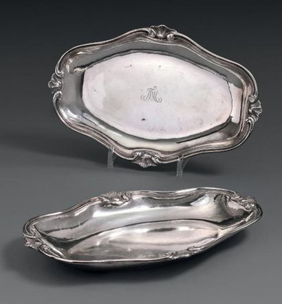 Deux petits plats ou bassins en argent, de...