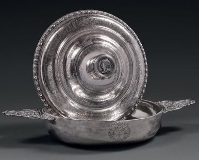 Ecuelle et son couvercle en argent, les oreilles...