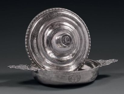Ecuelle et son couvercle en argent, les oreilles...