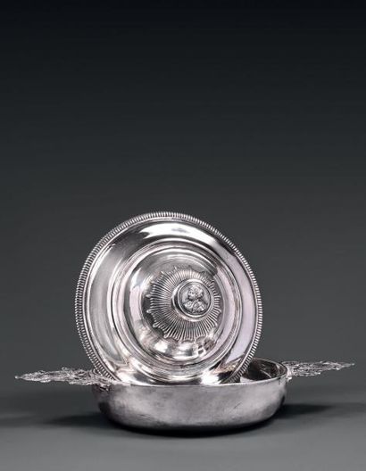 Ecuelle et son couvercle en argent, les oreilles...
