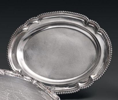 Plat ovale en argent, la bordure à contours...