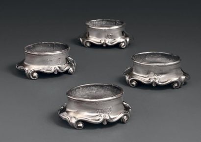 Quatre salières ovales en argent, posant...
