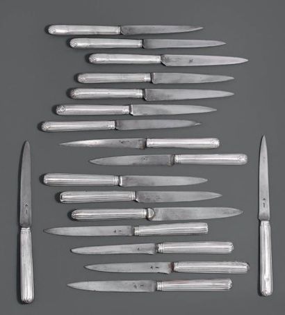 Dix-huit couteaux en argent, modèles à filets...