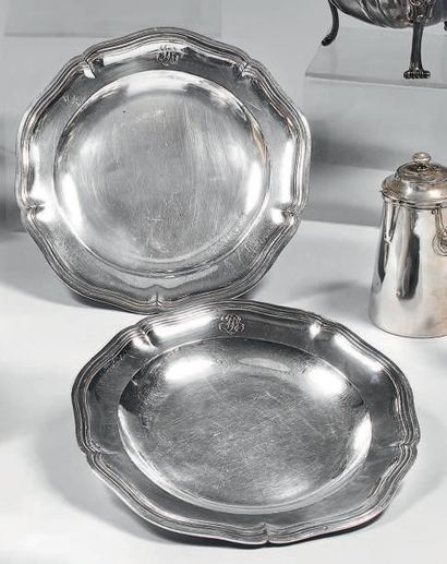 Deux plats ronds, la bordure à contours et...