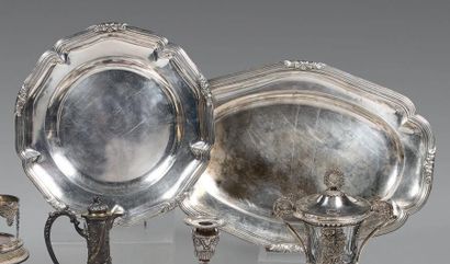 Un plat ovale et un plat rond en argent (950),...