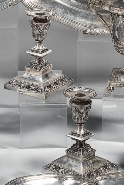 Paire de flambeaux et leur bobèche en argent,...