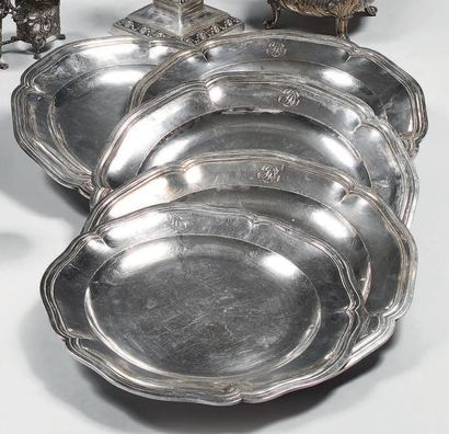 Cinq plats ronds en argent (950), à contours...