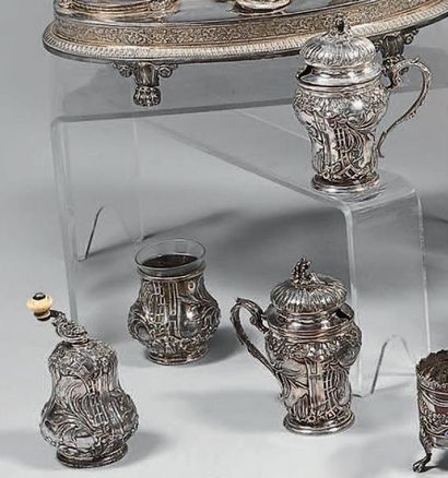 Garniture de table en argent à décor de treillages,...