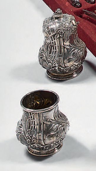 Garniture de table en argent à décor de treillages,...