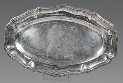 Plat ovale en argent à contours et moulures...