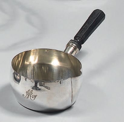 Petite casserole en argent (950). Gravée...
