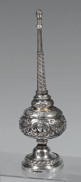 Aspersoir en argent (950), posant sur un...
