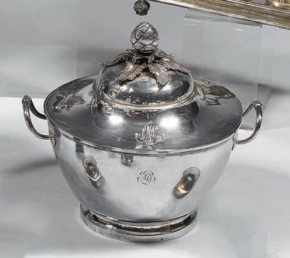 Soupière ronde et un couvercle en argent,...