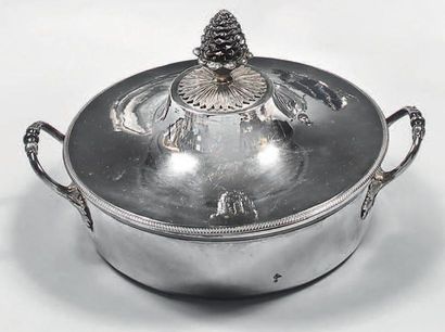 Légumier couvert en argent, de forme circulaire,...
