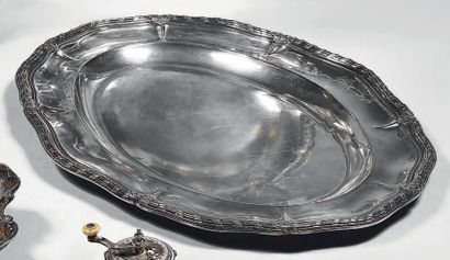 Plat ovale en argent (950), la bordure à...
