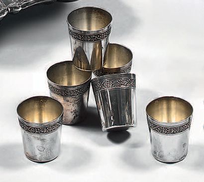 Six gobelets à liqueur et sept cuillers à...