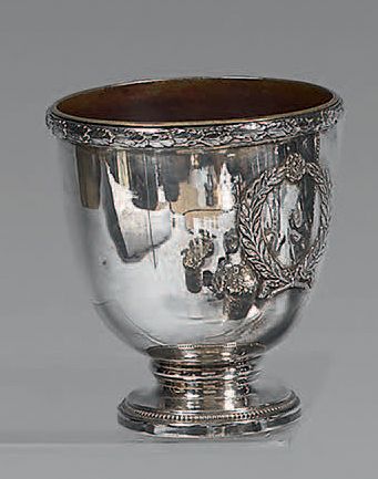 Vase en porcelaine bleue, la monture en argent...