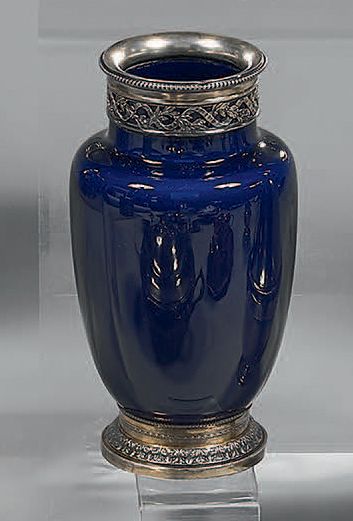 Vase en porcelaine bleue, la monture en argent...