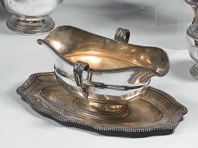 Saucière ovale à plateau adhérent en argent...