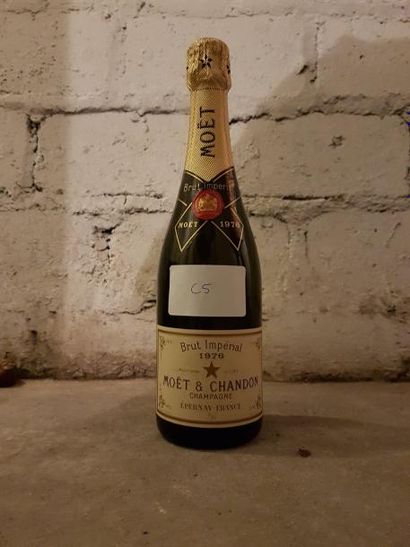 Une bouteille Champagne, Moët et Chandon,...