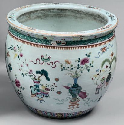 CHINE - XIXème siècle

Vasque en porcelaine...
