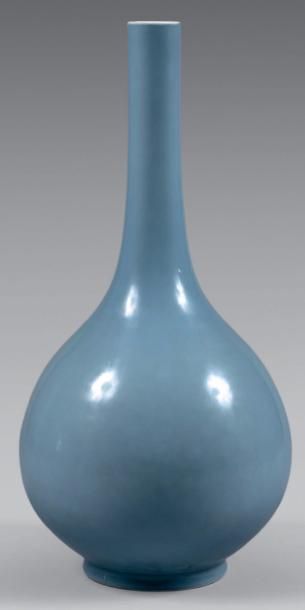 CHINE - XIXème siècle

Vase de forme bouteille...