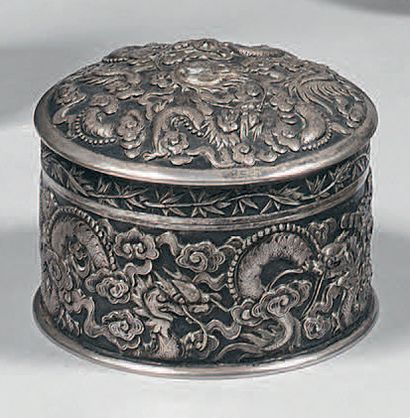CHINE - Vers 1900

Boîte de forme ronde en...