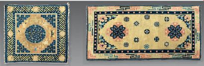 Trois tapis en laine, dont un carré à décor...