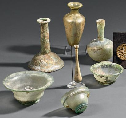 Lot composé de huit vases et coupes en verre.
Epoque...