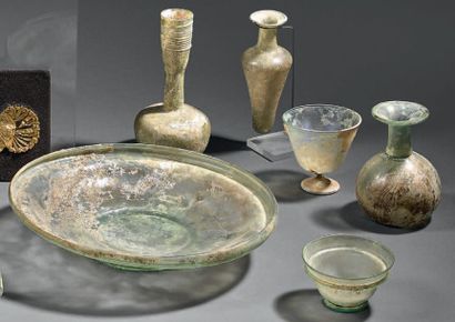 Lot composé de sept vases et coupes en verre.
Epoque...
