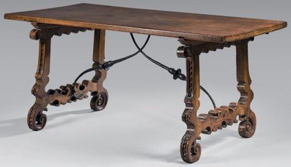 Table rectangulaire en noyer sur deux montants...