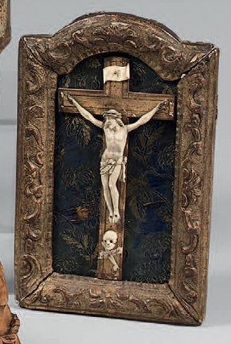 Petit crucifix en ivoire.
XIXème siècle.
Accidents...